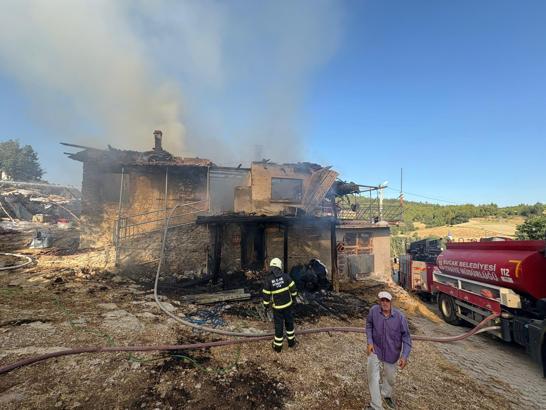 2 katlı ev yandı