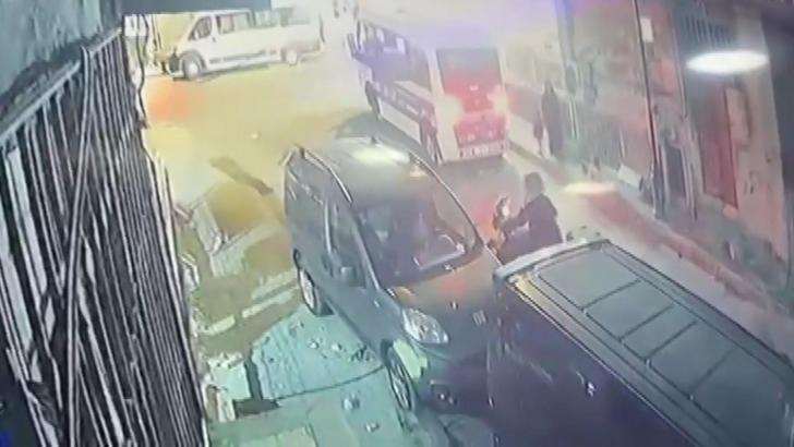 İstanbul- Bağcılar'da 3 kişinin yaralandığı silahlı saldırının kamera görüntüsü ortaya çıktı