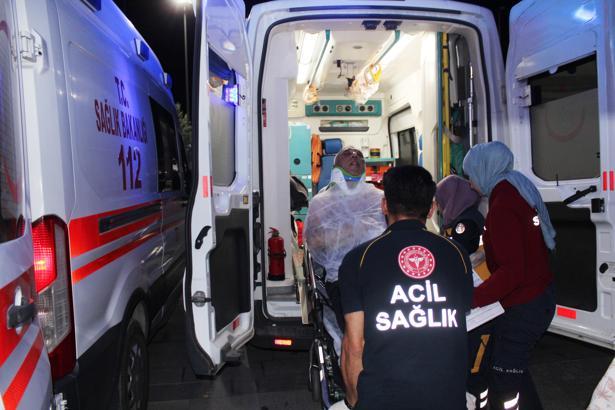 Yüksek sesle müzik dinleyenleri uyardı; göğsünden bıçaklandı