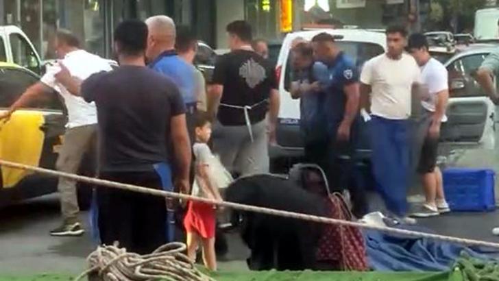 Avcılar’da pazarda başına direk düşen kişi yaralandı