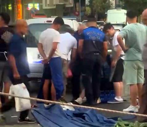 İstanbul - Avcılar’da pazarda başına direk düşen kişi yaralandı