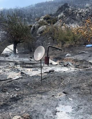 Yanan dağ evinden geriye çanak anten ile soba kaldı