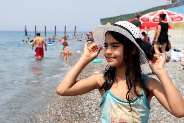 Van Gölü, Güneydoğu'da serinlik arayanların uğrak noktası oldu