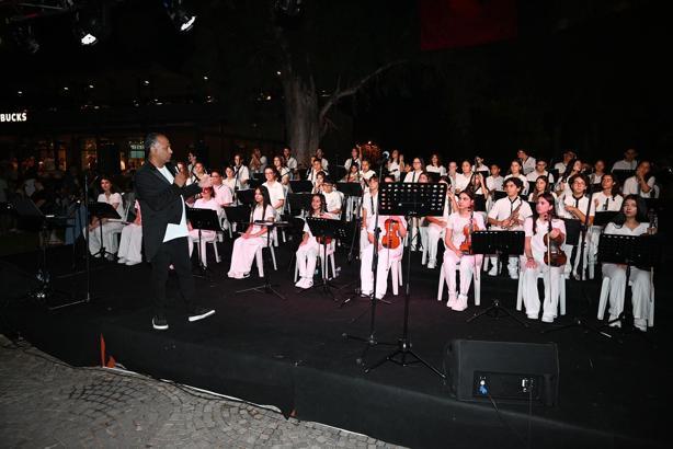 Kemer'de sokak hayvanları yararına konser