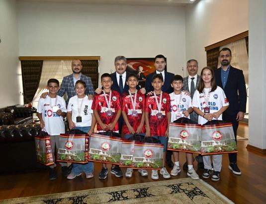 Vali Yılmaz’dan, Türkiye Şampiyonu minik boksörlere ödül
