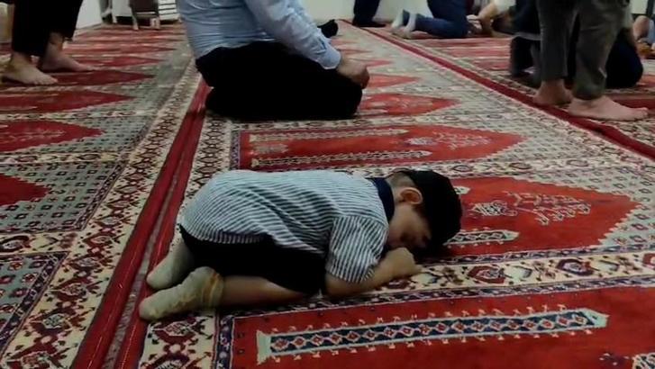 Babasıyla gittiği camide namaz kılarken uyuyakaldı, o anlar kamerada
