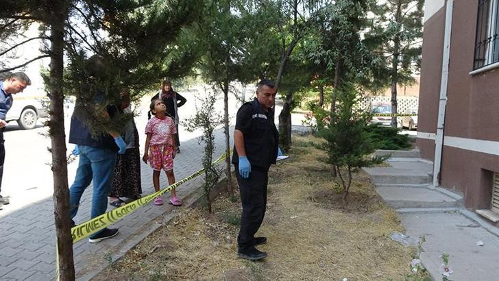 Ekmek getiren annesine bakan Zeynep, 4'üncü kattan düştü