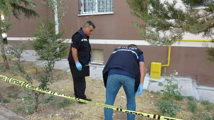 Ekmek getiren annesine bakan Zeynep, 4'üncü kattan düştü