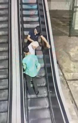 İstanbul - Taksim'de 67 yaşındaki adamın boğazını sıkıp gasbettiler; o anlar kamerada