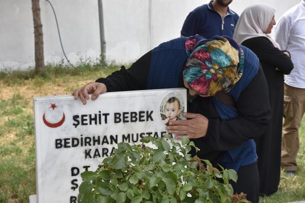 Şehit Bedirhan bebek ile annesi mezarı başında anıldı