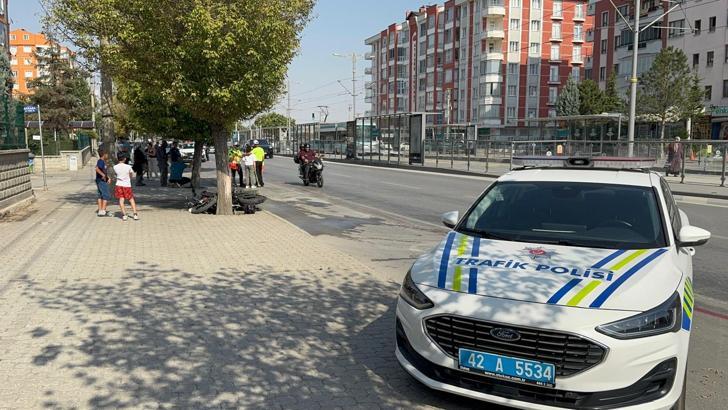 Motosiklet, bisiklete ve ağaca çarptı: 2 ölü