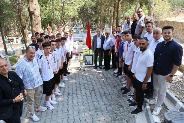 Yunusemre'nin U17'leri Türkiye şampiyonluğunu Ferdi Zeyrek'e armağan etti