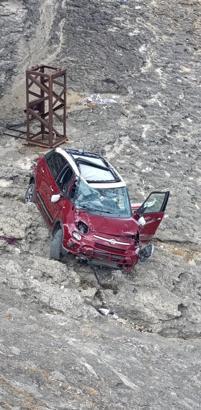 El freni çekilmeyen otomobil, kayalardan uçtu