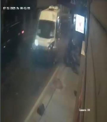 İstanbul - Beykoz'da hatalı sollama yapan minibüsün çarptığı motosikletin sürücüsü hayatını kaybetti