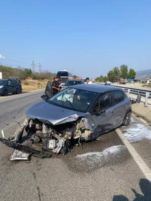 Kastamonu’da otomobil refüjdeki kanala düştü: 2 yaralı