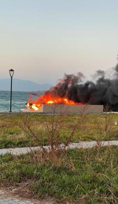 Çeşme'de demirli olan teknede yangın / Ek fotoğraflar