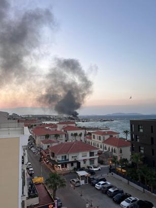 Çeşme'de demirli teknede çıkan yangın korkuttu