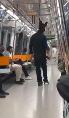 İstanbul - Sarıyer'de metroda elinden tüfekle gezen tavşan kostümlü şüpheli: 'Maskeli partiden çıktım'