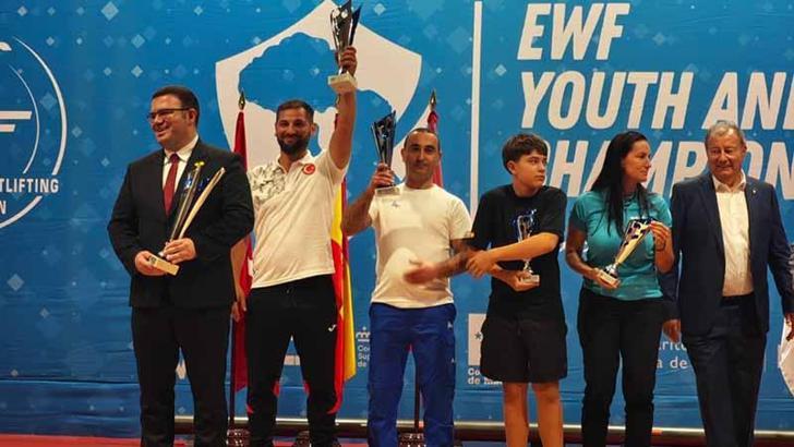 Halterde tarihi başarı