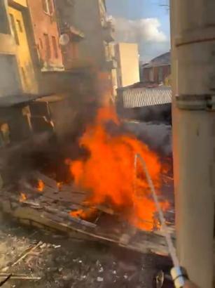 İstanbul- Balat'ta tarihi hamamda yangın çıktı; vatandaşlar hortumla müdahalede etti