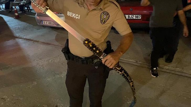 Üzerindeki kemer görünümlü kılıftan döner bıçağı çıktı