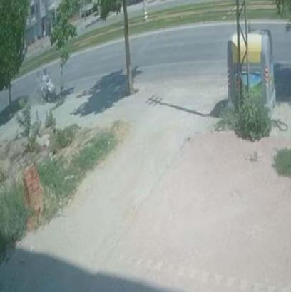 Devrilip ağaca çarpan motosikletin sürücüsü yaralandı; kaza kamerada