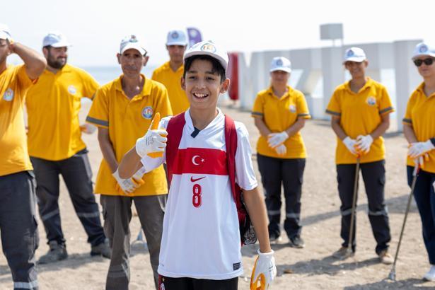 11 yaşındaki Aras, başlattığı temizlik akımı ile takdir topladı