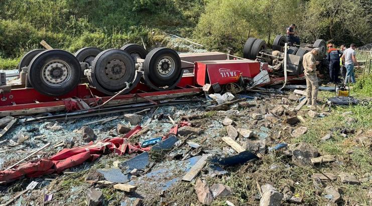 Erzurum'da İran plakalı TIR devrildi; şoför öldü