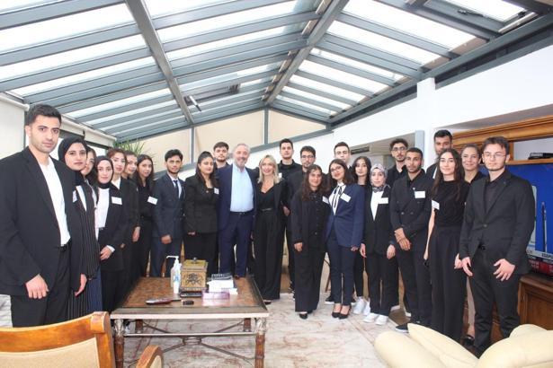 Akfen Holding Yönetim Kurulu Başkanı Hamdi Akın, TİKAV bursiyerleri ile bir araya geldi