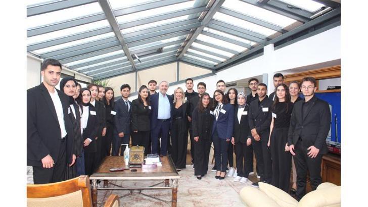 Akfen Holding Yönetim Kurulu Başkanı Hamdi Akın, TİKAV bursiyerleri ile bir araya geldi