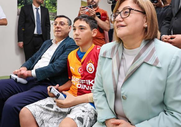 Protez kol takılan Mehmet Efe, oyun konsolu ile oynadı