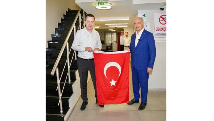 Ümraniye Belediyesi 40 bin Türk bayrağı dağıtacağını duyurdu