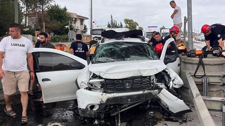 Otomobil, otoyol gişelerinin beton bariyerine çarptı: 1 ölü, 4 yaralı