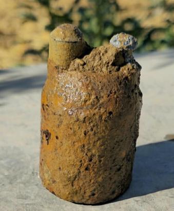 Zeytin bahçesini sularken bulduğu top mermisi, fünye ile patlatıldı