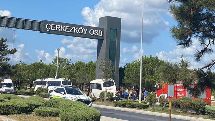 Tekirdağ'da servis midibüsü, OSB’nin tabela direğine çarptı; 19 yaralı