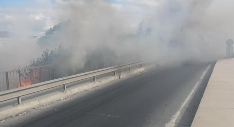 İstanbul - Silivri'de ağaçlık alan alev alev yandı; TEM bağlantı yolu trafiğe kapandı