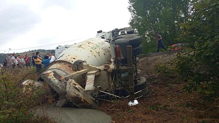 Beton mikseri, otomobilin üzerine devrildi; 1 ölü, 1 yaralı