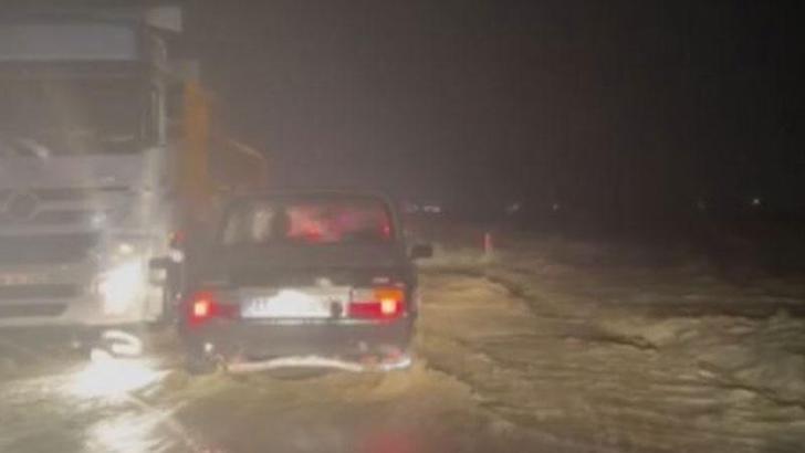 Polatlı'da sağanak; araçlar sele kapıldı