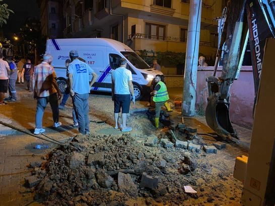 Kocaeli'de altyapı kazısında doğal gaz borusu hasar gördü; mahalleyi koku sardı