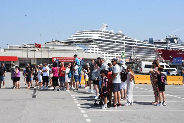 İzmir'e 7 ayda denizden 55 bin 408 turist geldi