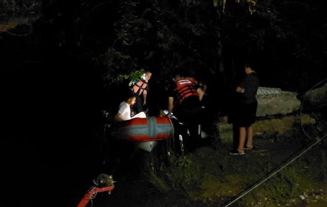 Su seviyesi yükselince ırmaktaki adacıkta mahsur kalan 2 kişi kurtarıldı