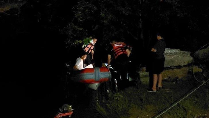 Su seviyesi yükselince ırmaktaki adacıkta mahsur kalan 2 kişi kurtarıldı