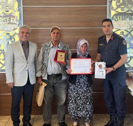 Afyonkarahisarlı çift, tüm mal varlıkları olan evi jandarmaya bağışladı - Afyonkarahisar Haberleri