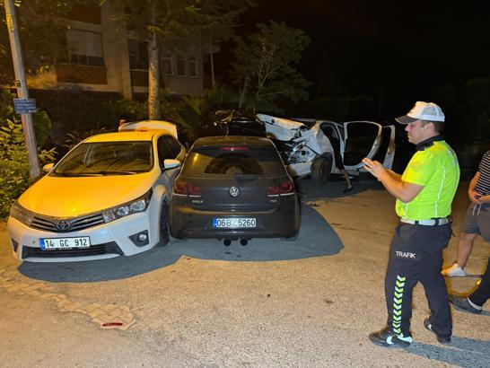 Otomobil, park halindeki 3 araca çarptı; alkollü sürücü yaralı