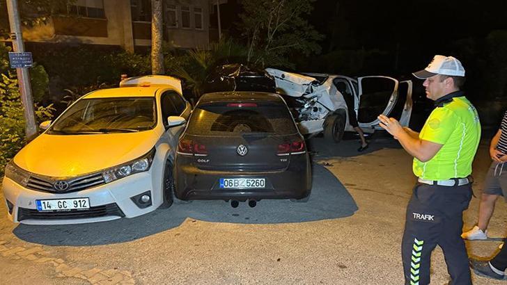 Otomobil, park halindeki 3 araca çarptı; alkollü sürücü yaralı