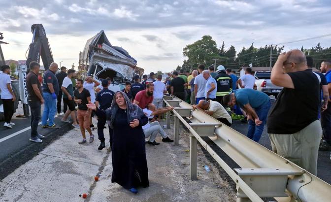 Tekirdağ'da kamyon devrildi; 3 kardeşten 1'i öldü, diğerleri yaralı