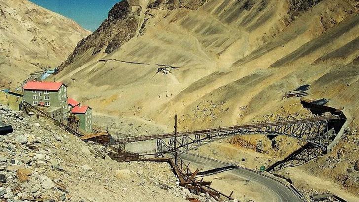 Dünyanın en büyük bakır madeninde göçük: 6 ölü