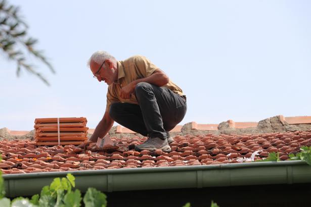 Kayseri'de bir evin çatısına eğitim roketi düştü