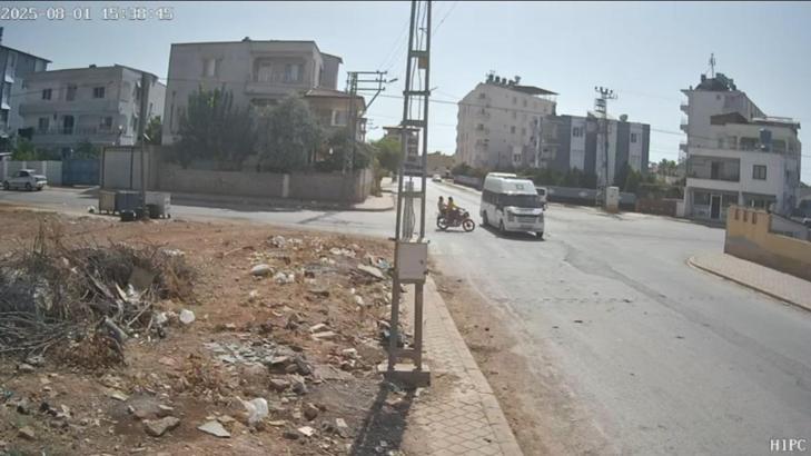Motosikletin minibüse çarptığı kaza kamerada