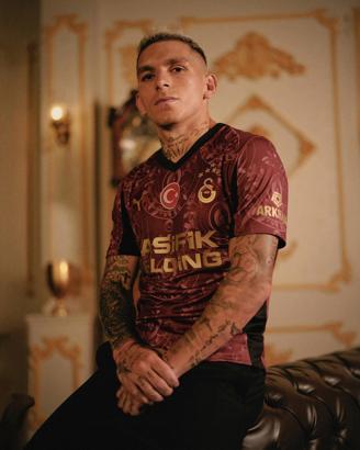 Galatasaray’ın alternatif forması taraftarların beğenisine sunuldu